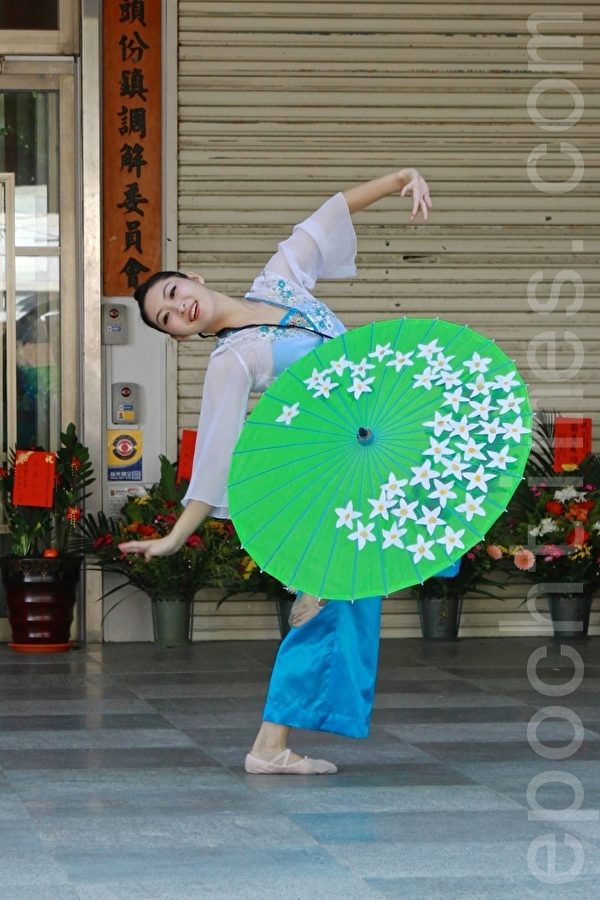 陈美君表演的中国古典舞“荷塘夜色”,优雅精致。(许享富 /大纪元) 陈美君表演的中国古典舞“荷塘夜色”,优雅精致。(许享富 /大纪元)