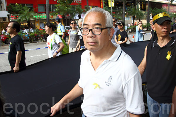 參加9月14日「佔中」黑布遊行的時事評論家程翔,向本報透露,在人大否決香港真普選前後,據他所知,中共各派都派出大量人士來港收料,評估「佔中」何時發生以及「佔中」的影響,「緊張程度前所未有。」(潘在殊/大紀元) 參加9月14日「佔中」黑布遊行的時事評論家程翔,向本報透露,在人大否決香港真普選前後,據他所知,中共各派都派出大量人士來港收料,評估「佔中」何時發生以及「佔中」的影響,「緊張程度前所未有。」(潘在殊/大紀元)