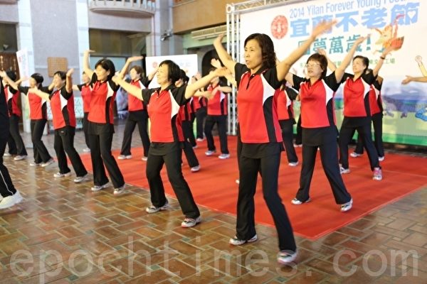 宜蘭市延平社區阿公阿媽跳不老歌的健身操。(曾漢東/大紀元) 宜蘭市延平社區阿公阿媽跳不老歌的健身操。(曾漢東/大紀元)