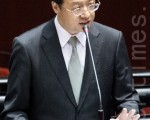 行政院长江宜桦16日表示,行政部门的相关责任归属,等风波告一段落,问题厂商该负责的刑责都起诉之后,也将一并检讨。(陈柏州 /大纪元)