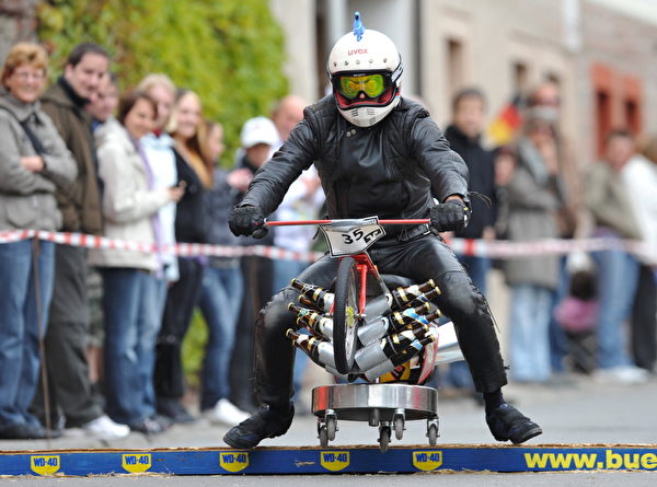 德国Bad Koenig-Zell镇的办公椅大赛上,选手们造型创意十足。(ARNE DEDERT/AFP/Getty Images) 德国Bad Koenig-Zell镇的办公椅大赛上,选手们造型创意十足。(ARNE DEDERT/AFP/Getty Images)