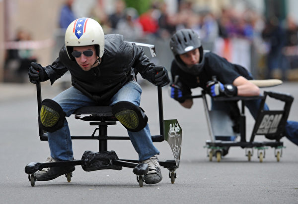 德国Bad Koenig-Zell镇的办公椅大赛上,选手们造型创意十足。(ARNE DEDERT/AFP/Getty Images) 德国Bad Koenig-Zell镇的办公椅大赛上,选手们造型创意十足。(ARNE DEDERT/AFP/Getty Images)