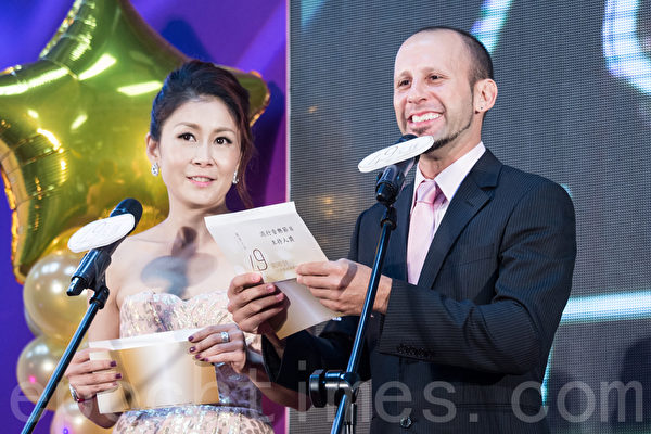 藝人曲艾玲(左)與阮安邦(右)18日於台北公布第49屆廣播電視金鐘獎入圍名單。(陳柏州/大紀元) 藝人曲艾玲(左)與阮安邦(右)18日於台北公布第49屆廣播電視金鐘獎入圍名單。(陳柏州/大紀元)
