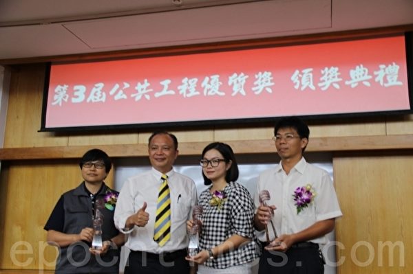 优等 宜兰县铁人三项运动训练中心新建工程团队。(谢月琴/大纪元) 优等 宜兰县铁人三项运动训练中心新建工程团队。(谢月琴/大纪元)