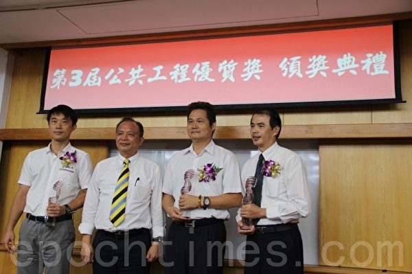 优等 大闸门一、二号桥改善工程团队。(谢月琴/大纪元) 优等 大闸门一、二号桥改善工程团队。(谢月琴/大纪元)