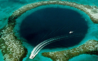 大藍洞外觀呈完美的圓形，因水太深，整個洞穴呈深沉的藍色調，與周圍水色截然不同，像一隻黑眼睛一樣突出。（維基百科公共領域）
