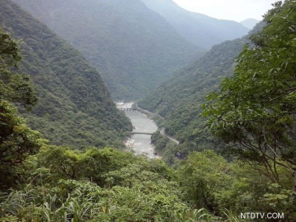 立雾溪流淌在群山中。(新唐人) 立雾溪流淌在群山中。(新唐人)