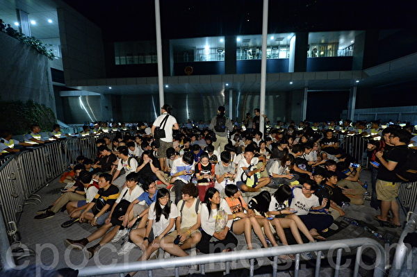 香港大专生罢课踏入9月26日第五天，学联及学民思潮晚上在政总外集会，约晚上十点半，集会尾声时，突然有百余学生冲进公民广场，大批警员包围示威者。（宋祥龙／大纪元）