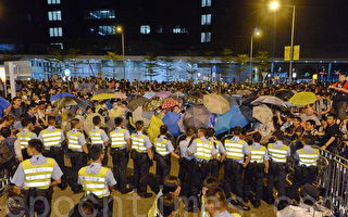 港学联凌晨吁民众支援公民广场被包围的学生