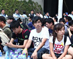 组图：香港警方清场 二位学运领袖被捕抬走