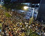 六萬港人湧向政總聲援學生 高喊：打倒共產黨