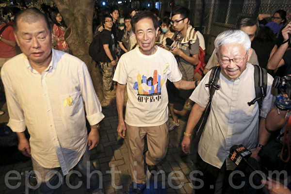 陈日君、李柱民和黎智英夜晚也来到政府总部,声援学生罢课和占中。(余钢/大纪元) 陈日君、李柱民和黎智英夜晚也来到政府总部,声援学生罢课和占中。(余钢/大纪元)