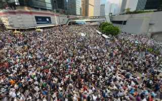 香港7万人涌向政府总部抗议 与警方对阵
