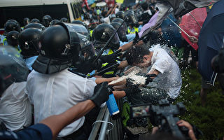 组图：香港占中现场 伞花对强权