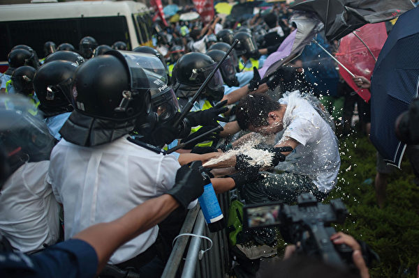 2014年9月28日，香港，参加集会的民众与警方发生推挤。(Anthony Kwan/Getty Images)