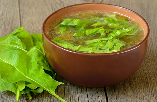 玉竹菠菜湯的食材很簡單，卻能夠促進血液循環，幫助我們從飲食上做好保健，預防中風的發生。（Fotolia）