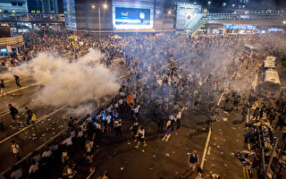 視頻：香港警方向數千抗議者投擲催淚彈