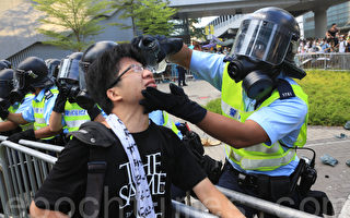 “为示威者用水洗眼的香港防暴警察”全球疯传