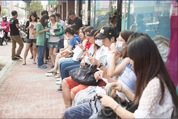 凌晨大排長龍的愛度婚紗新開幕。(陳柏年/大紀元) 凌晨大排長龍的愛度婚紗新開幕。(陳柏年/大紀元)