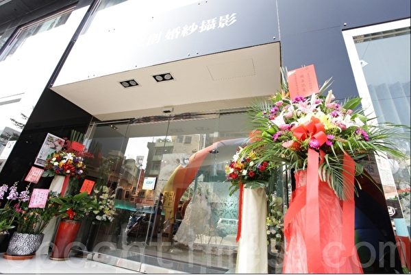愛度文創婚紗精品概念店全新開幕。(陳柏年/大紀元) 愛度文創婚紗精品概念店全新開幕。(陳柏年/大紀元)