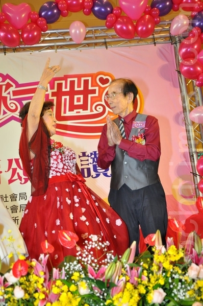 金鋼鑽婚佳偶莊漢榮及陳絨代表致詞說,老夫妻相處就像老古董及活拐杖,愈老愈可貴,恩愛情感引起現場共鳴。(李晴玳/大紀元) 金鋼鑽婚佳偶莊漢榮及陳絨代表致詞說,老夫妻相處就像老古董及活拐杖,愈老愈可貴,恩愛情感引起現場共鳴。(李晴玳/大紀元)