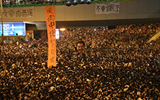 美媒：香港防暴警察撤退 抗議人群增加