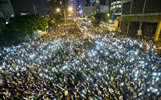 组图：手机灯海照亮香港闹区