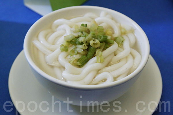 撒上芹菜珠的米苔目汤(林伯东/大纪元) 撒上芹菜珠的米苔目汤(林伯东/大纪元)