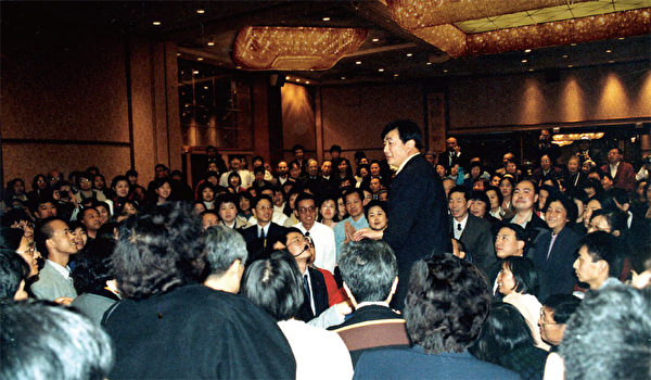 1999年紐約法會後,李洪志師父和學員們在一起。(明慧網) 1999年紐約法會後,李洪志師父和學員們在一起。(明慧網)