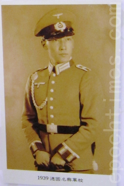 1939年蒋纬国于德国名兴军校。(钟元翻摄/大纪元 ) 1939年蒋纬国于德国名兴军校。(钟元翻摄/大纪元 )