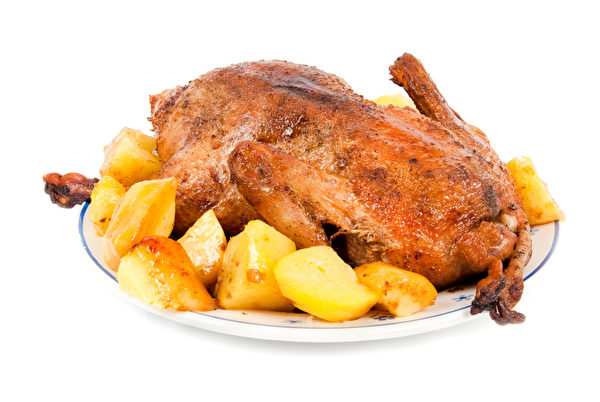 一盘土豆焗鸭(图片来源:Fotolia) 一盘土豆焗鸭(图片来源:Fotolia)