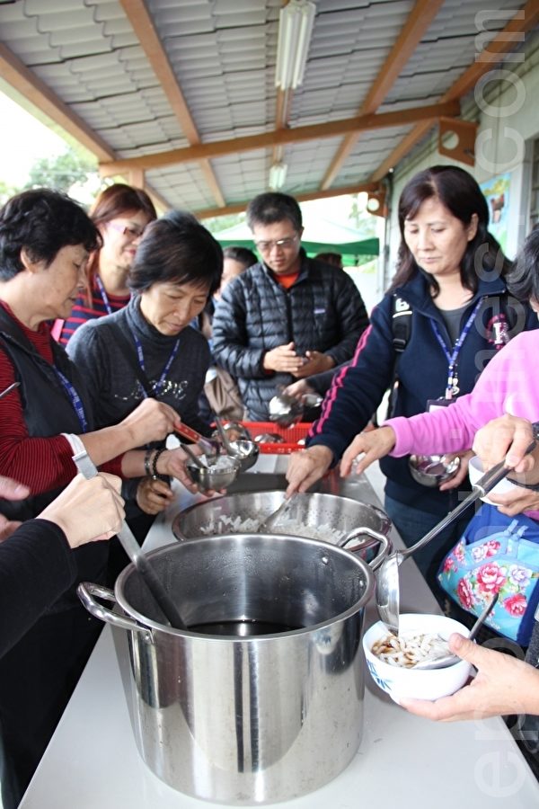 米苔目加糖水成为甜汤品(谢月琴/大纪元) 米苔目加糖水成为甜汤品(谢月琴/大纪元)