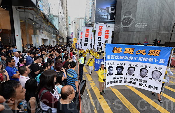 香港“7‧20”街头出现震撼横幅,图为:法办迫害法轮功的恶人和元凶(宋祥龙/大纪元) 香港“7‧20”街头出现震撼横幅,图为:法办迫害法轮功的恶人和元凶(宋祥龙/大纪元)