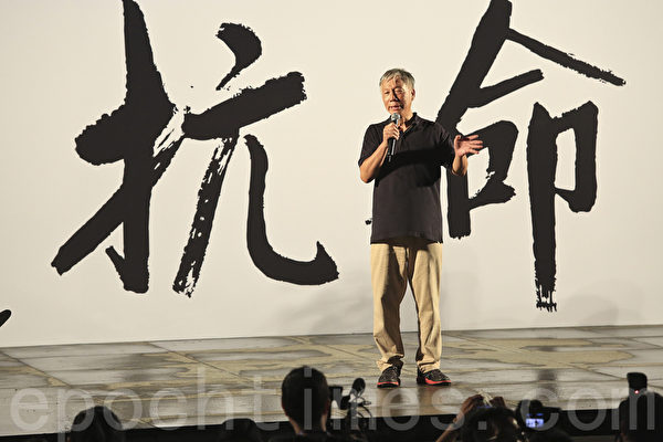香港泛民晚上於添馬公園發起集會,有5000人出席集會,佔中發起人表示,反映香港人對中共人大決定不滿,短期內會有遊行和支援罷課等公民抗命行動。(余鋼/大紀元) 香港泛民晚上於添馬公園發起集會,有5000人出席集會,佔中發起人表示,反映香港人對中共人大決定不滿,短期內會有遊行和支援罷課等公民抗命行動。(余鋼/大紀元)
