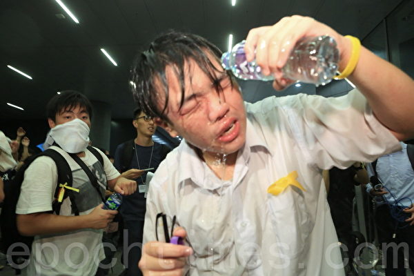 在政府總部前堅持罷課五天的學生,26日晚學聯衝入佔領政府總部前的公民廣場。深夜,警方出動防暴警察和鐵馬架組成人牆,並使用胡椒噴霧對付學生。(余綱/大紀元) 在政府總部前堅持罷課五天的學生,26日晚學聯衝入佔領政府總部前的公民廣場。深夜,警方出動防暴警察和鐵馬架組成人牆,並使用胡椒噴霧對付學生。(余綱/大紀元)