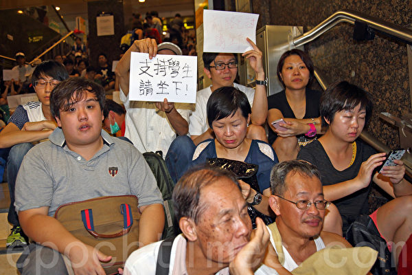 面对香港特首梁振英当局出动防暴警察镇压占中,数以万计的市民在政府总部旁无惧胡椒喷雾和催泪弹,和平理性的要求特首梁振英下台,誓争真正的普选。(潘在殊/大纪元) 面对香港特首梁振英当局出动防暴警察镇压占中,数以万计的市民在政府总部旁无惧胡椒喷雾和催泪弹,和平理性的要求特首梁振英下台,誓争真正的普选。(潘在殊/大纪元)