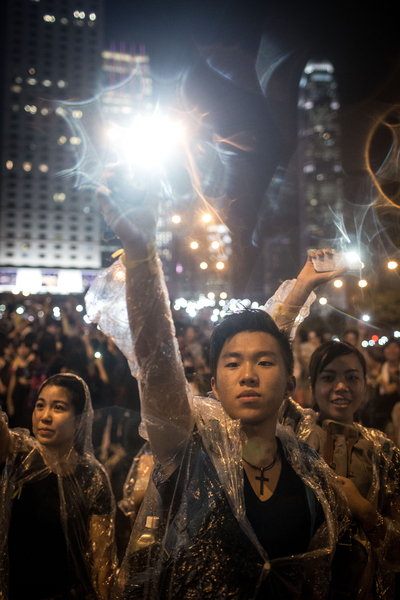 30日夜,市民在香港政府綜合大樓外揮舞手機。(Chris McGrath/Getty Images) 30日夜,市民在香港政府綜合大樓外揮舞手機。(Chris McGrath/Getty Images)