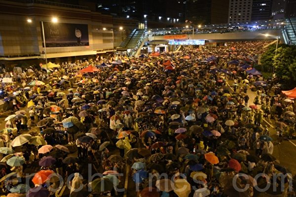 香港時間10月1日凌晨1時55分,天文台發出黃色暴雨警告,金鐘集會現場雷雨交加,但港人無畏無懼,頂著傘堅持抗爭。(文翰林/大紀元) 香港時間10月1日凌晨1時55分,天文台發出黃色暴雨警告,金鐘集會現場雷雨交加,但港人無畏無懼,頂著傘堅持抗爭。(文翰林/大紀元)