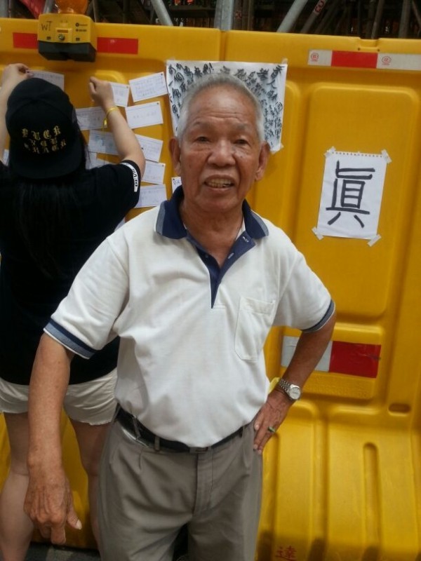 88岁赵伯,愿用身体为学生挡胡椒喷雾。(王文君/大纪元) 88岁赵伯,愿用身体为学生挡胡椒喷雾。(王文君/大纪元)