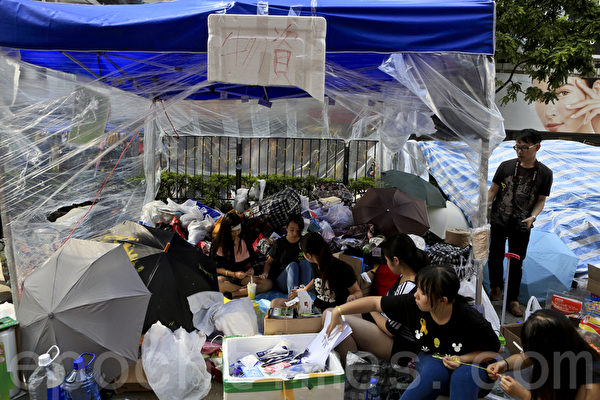 10月1日太阳伞运动第四日,市民纷纷自发来到铜锣湾声援留守的学生,并留言要求梁振英下台。(余钢/大纪元) 10月1日太阳伞运动第四日,市民纷纷自发来到铜锣湾声援留守的学生,并留言要求梁振英下台。(余钢/大纪元)