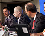 IMF表示,现在是加强基础设施建设投资的时候。图为2011年9月14日,IMF在华盛顿特区总部举行记者会,图左为阿比阿德。(STEPHEN JAFFE/IMF/AFP)