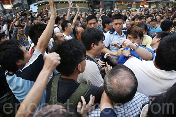 中共黑社會黑幫成員冒充市民身份,恐嚇、辱罵和襲擊參與雨傘革命集會的市民。(潘在殊/大紀元) 中共黑社會黑幫成員冒充市民身份,恐嚇、辱罵和襲擊參與雨傘革命集會的市民。(潘在殊/大紀元)
