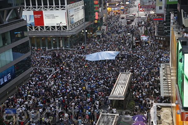 10月3日,中共正式啟動潛伏在香港的各種地下黨員、特務組織、以同鄉會、商會名義掩蓋下的外圍特務組織、中共控制的黑社會幫派成員,以動員龐大人力,大規模襲擊、圍攻參與香港雨傘革命的民眾,香港旺角民眾抗議現場一片混亂,中共黑社會黑幫成員冒充市民身份,恐嚇、辱罵和襲擊香港市民。(潘在殊/大紀元) 10月3日,中共正式啟動潛伏在香港的各種地下黨員、特務組織、以同鄉會、商會名義掩蓋下的外圍特務組織、中共控制的黑社會幫派成員,以動員龐大人力,大規模襲擊、圍攻參與香港雨傘革命的民眾,香港旺角民眾抗議現場一片混亂,中共黑社會黑幫成員冒充市民身份,恐嚇、辱罵和襲擊香港市民。(潘在殊/大紀元)