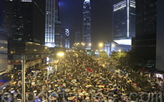 组图：无惧黑道 香港民众冒雨聚集金钟