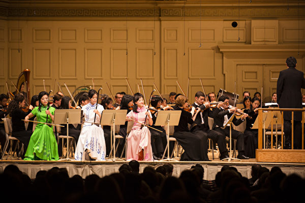 2014年10月4日神韵交响乐团于著名的波士顿交响乐厅拉开本年度巡演序幕。神韵交响乐团精彩的演出赢得全场观众多次起立长时间鼓掌,演出结束时,全场观众更是起立鼓掌超过十分钟,场面极为热烈感人,二胡三重奏。(爱德华/大纪元) 2014年10月4日神韵交响乐团于著名的波士顿交响乐厅拉开本年度巡演序幕。神韵交响乐团精彩的演出赢得全场观众多次起立长时间鼓掌,演出结束时,全场观众更是起立鼓掌超过十分钟,场面极为热烈感人,二胡三重奏。(爱德华/大纪元)