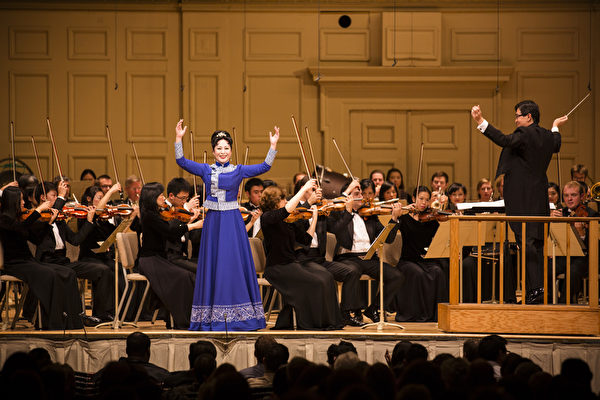 2014年10月4日神韵交响乐团于著名的波士顿交响乐厅拉开本年度巡演序幕。神韵交响乐团精彩的演出赢得全场观众多次起立长时间鼓掌,演出结束时,全场观众更是起立鼓掌超过十分钟,场面极为热烈感人,女高音歌唱家姜敏在演出中。(爱德华/大纪元) 2014年10月4日神韵交响乐团于著名的波士顿交响乐厅拉开本年度巡演序幕。神韵交响乐团精彩的演出赢得全场观众多次起立长时间鼓掌,演出结束时,全场观众更是起立鼓掌超过十分钟,场面极为热烈感人,女高音歌唱家姜敏在演出中。(爱德华/大纪元)