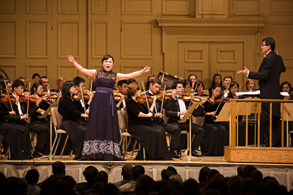 2014年10月4日神韵交响乐团于著名的波士顿交响乐厅拉开本年度巡演序幕。神韵交响乐团精彩的演出赢得全场观众多次起立长时间鼓掌,演出结束时,全场观众更是起立鼓掌超过十分钟,场面极为热烈感人,女高音歌唱家耿皓蓝在演出中。(爱德华/大纪元) 2014年10月4日神韵交响乐团于著名的波士顿交响乐厅拉开本年度巡演序幕。神韵交响乐团精彩的演出赢得全场观众多次起立长时间鼓掌,演出结束时,全场观众更是起立鼓掌超过十分钟,场面极为热烈感人,女高音歌唱家耿皓蓝在演出中。(爱德华/大纪元)