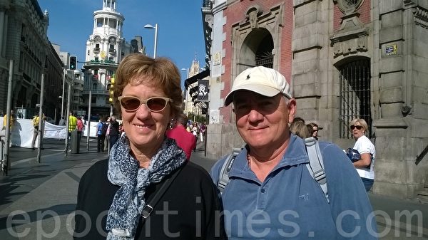 来自阿根廷的Marcela和George表示支持法轮大法。(安然/大纪元) 来自阿根廷的Marcela和George表示支持法轮大法。(安然/大纪元)