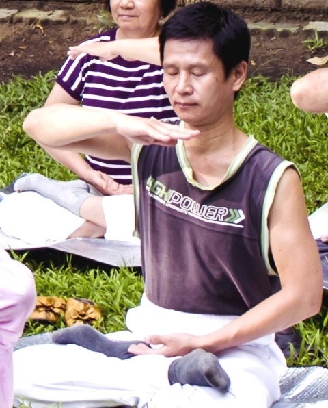 趙俊雄每天清晨到東寧煉功點煉功學法,修心重德,十幾年來無病一身輕。(明慧網) 趙俊雄每天清晨到東寧煉功點煉功學法,修心重德,十幾年來無病一身輕。(明慧網)