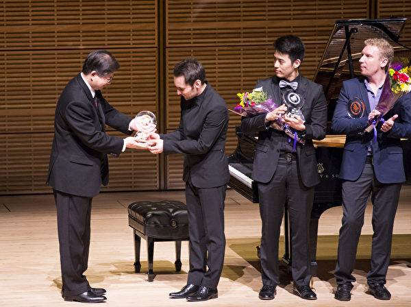 2014年10月4日,新唐人国际钢琴大赛“明日之星音乐会”及颁奖典礼在纽约卡内基音乐厅举行。来自俄国的选手Timur Mustakimov荣获本届大赛金奖。新唐人电视台总裁唐忠为金奖得主颁奖。(戴兵/大纪元) 2014年10月4日,新唐人国际钢琴大赛“明日之星音乐会”及颁奖典礼在纽约卡内基音乐厅举行。来自俄国的选手Timur Mustakimov荣获本届大赛金奖。新唐人电视台总裁唐忠为金奖得主颁奖。(戴兵/大纪元)